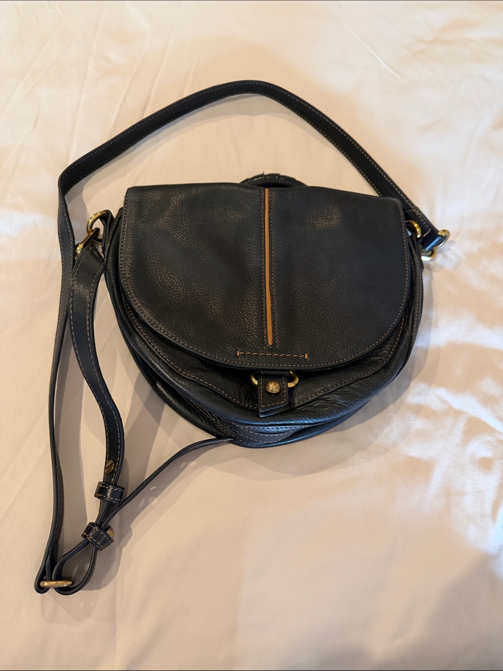 Classic Black Leather Crossbody Saddle Bag with Contrast Stitch